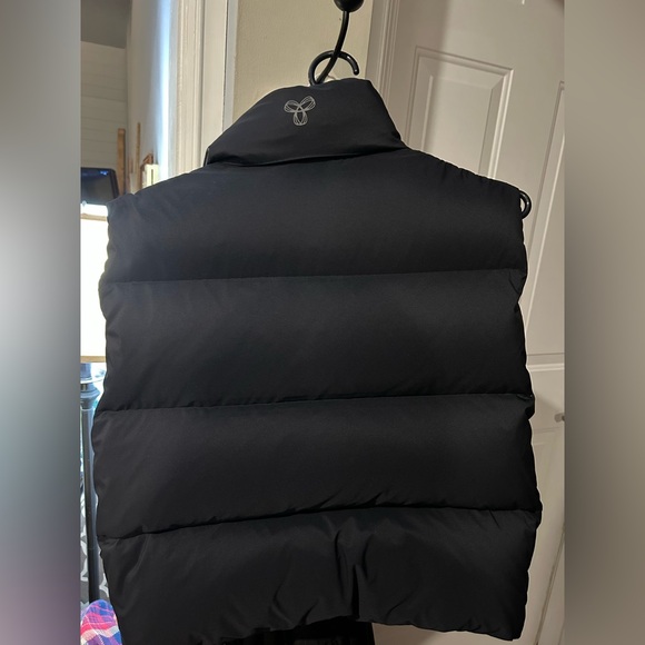 Aritzia super puff vest - Picture 3 of 4